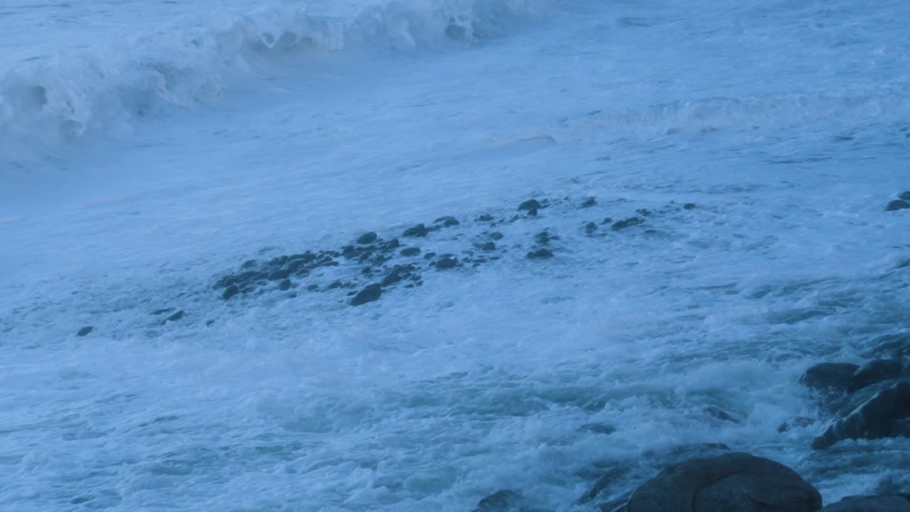 해변에서 강한 바람과 폭풍을 일으키는 동안 해변에 부히는 거친 바다 파도의 초 느린 움직임 - 극심한 날씨 4k와 함께 영국 만에서 강력한 격동적인 물결.