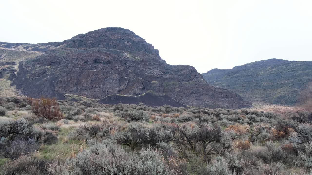 워싱턴 주 야외 야생의 프렌치먼 쿨리 (frenchman cooley) 에서 컬럼비아 유역의 바위와 거친 풍경.