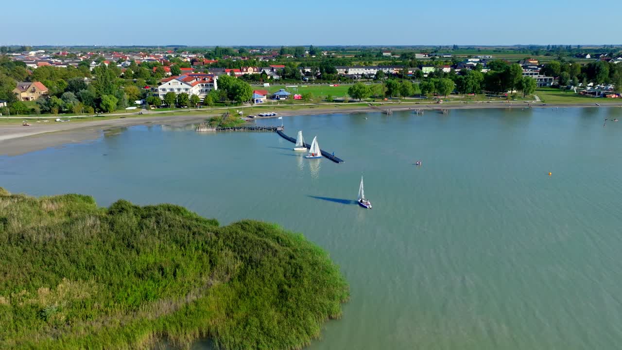 veleros anclados en el lago neusiedl en burgenland, austria oriental
