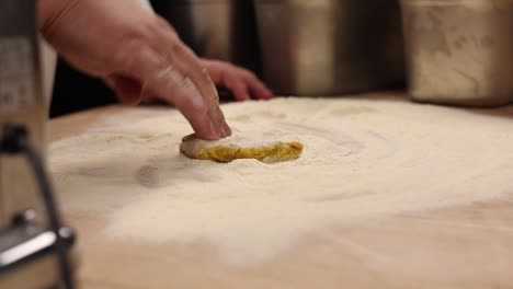 chef amasando la masa para la pasta