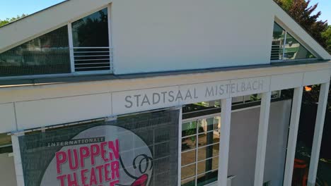 Una-Visión-Más-Cercana-De-Stadtsaal-Mistelbach,-Baja-Austria,-Austria