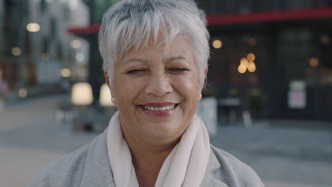 Retrato-De-Una-Mujer-De-Negocios-India-Madura-Sonriendo-Feliz-En-El-Centro