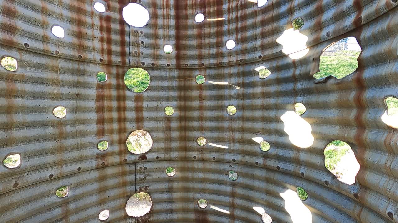 금속 탱크 내부의 멋진 패턴