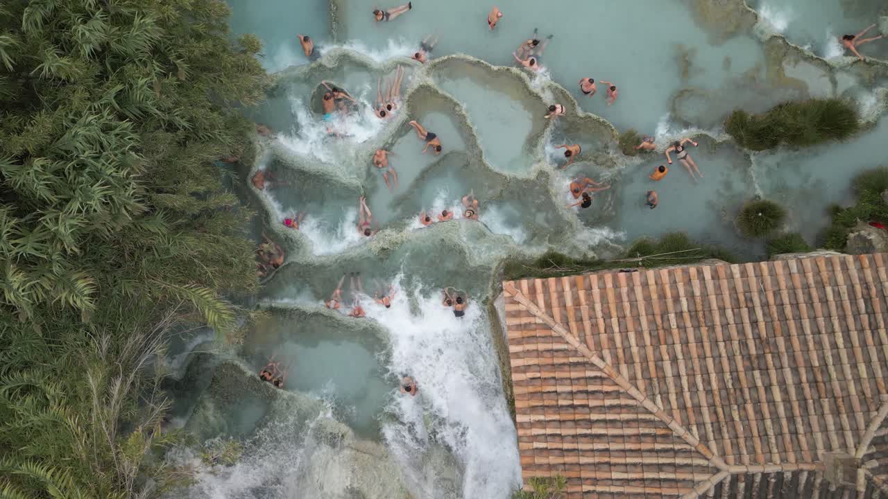 사트르니아 의 자연 폭포 와 온천 에서 목욕 하는 사람 들