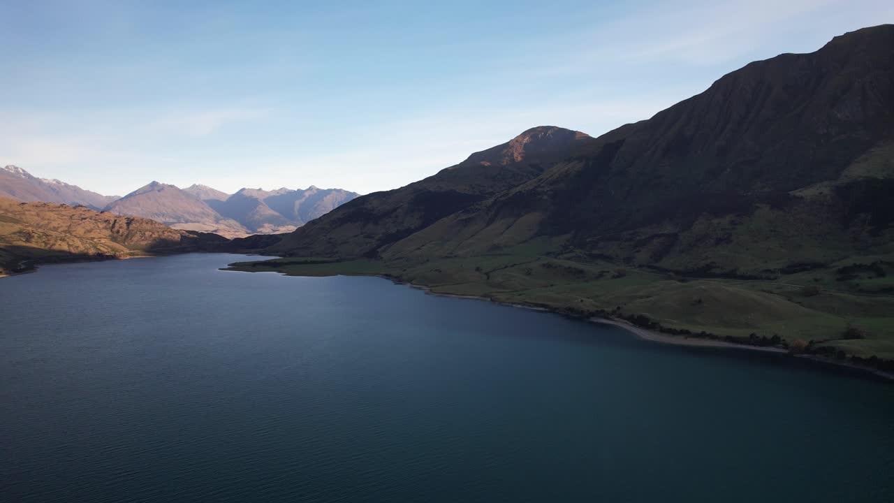 Paesaggio tranquillo del Lago Hawea nell'Isola del Sud, Nuova Zelanda - Ripresa aerea