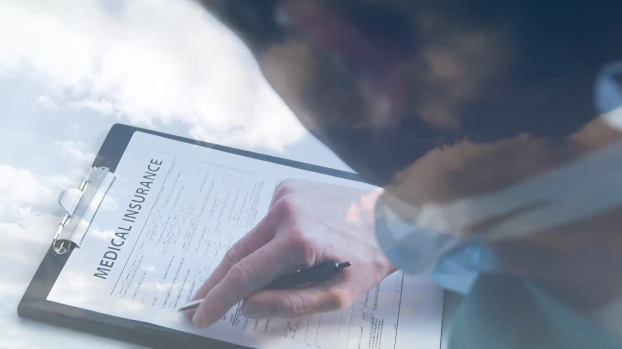 animación de nubes sobre hombre caucásico escribiendo en el clipboard