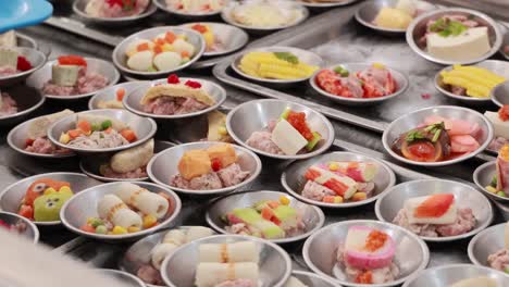 una vibrante exhibición de platos de dim sum dispuestos en un bullicioso entorno de mercado, mostrando diversas delicias culinarias