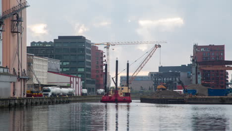 barco de dragado agarrando arena en el canal de malmo