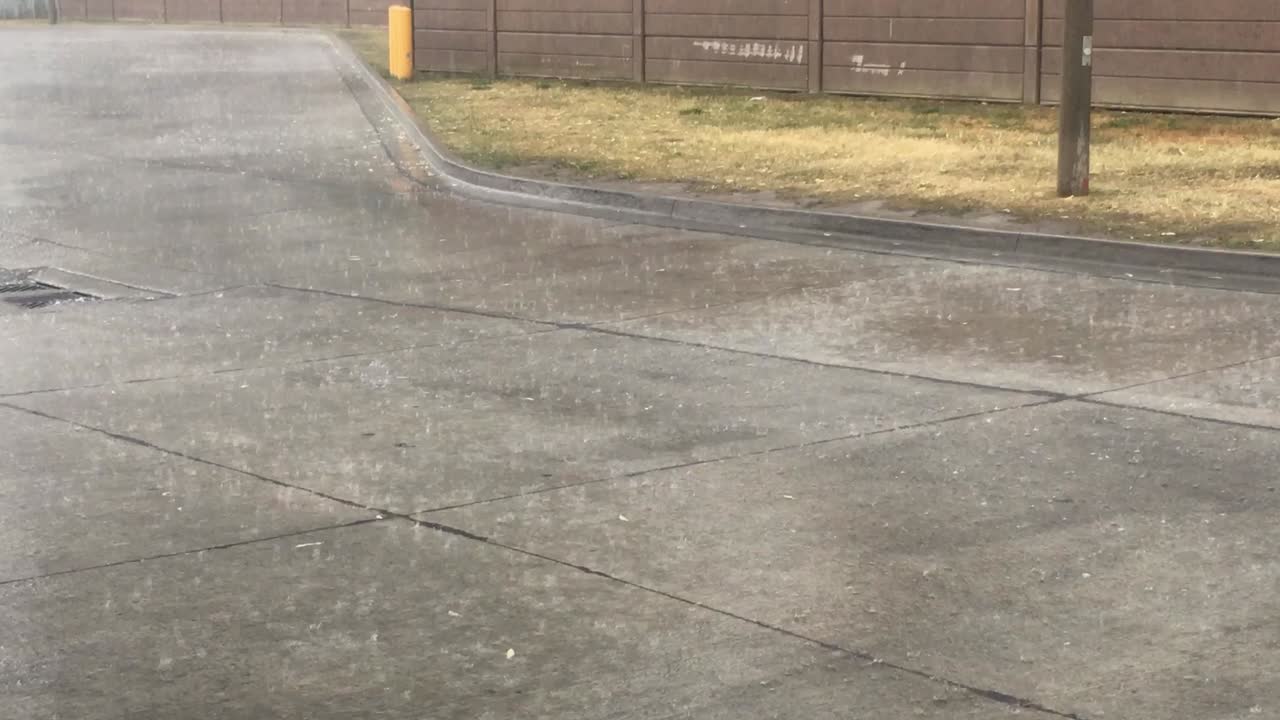 시내 중심가에서 습하고 바람 부는 날