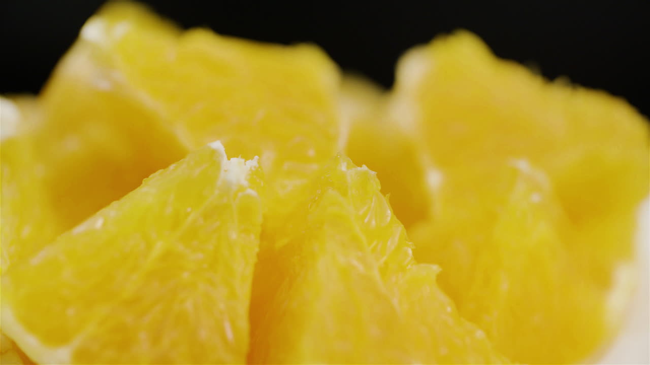 플레이트 1에서 회전하는 얇게 썬 오렌지의 익스트림 클로즈업