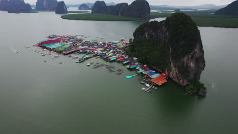 vista aérea de la isla de ko panyee en la bahía de phang nga, sur de tailandia