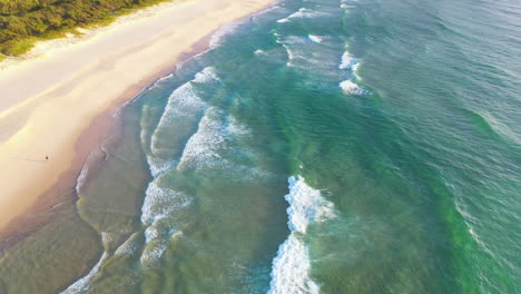 Toma-Aérea-De-La-Puesta-De-Sol-Sobre-La-Hermosa-Playa-Turquesa-Australiana,-Costa-Este-De-Nsw