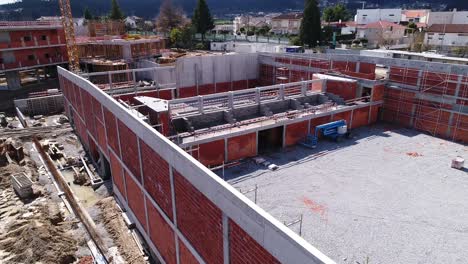 construcción de edificios con grúas vista aérea