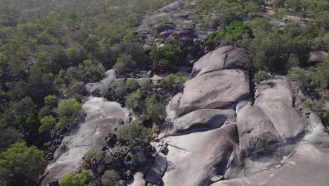 Arroyos-Y-Enormes-Rocas-De-Granito-En-El-Parque-Natural-Granito-Gorge,-Mareeba,-Qld,-Australia---Toma-Aérea-De-Drones