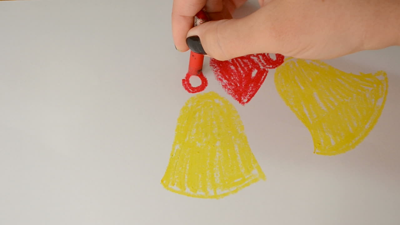 La donna disegna delle campanelle festive a pastello. Processo di disegno