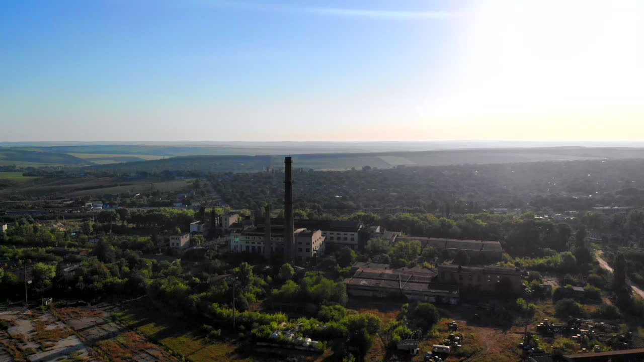 Ripresa aerea con drone della città di Donduseni con numerosi edifici residenziali, aree verdi e campi. Tramonto in Moldova