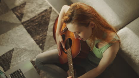 mujer teniendo una lección de guitarra remota