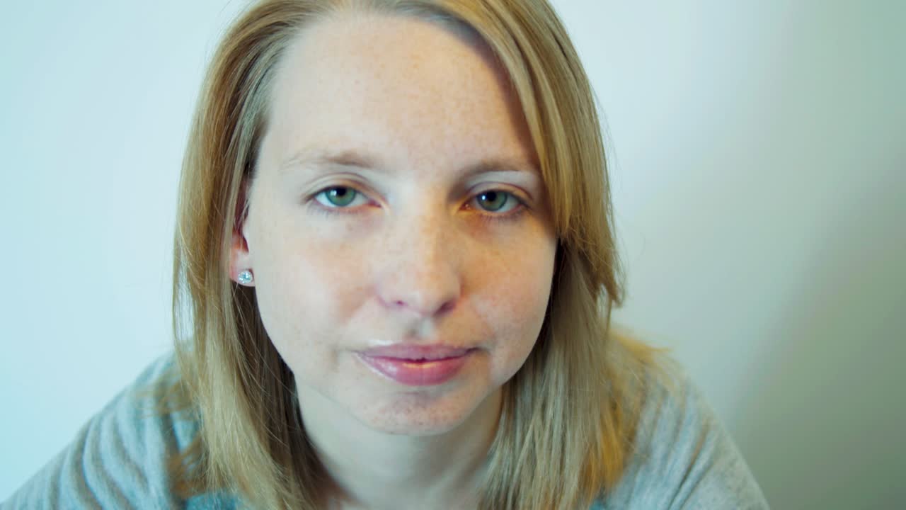 joven rubia - chica sonríe a la cámara