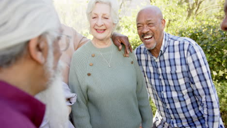 Felices-Y-Diversos-Amigos-Masculinos-Y-Femeninos-Abrazando-Y-Riendo-En-Un-Jardín-Soleado,-En-Cámara-Lenta