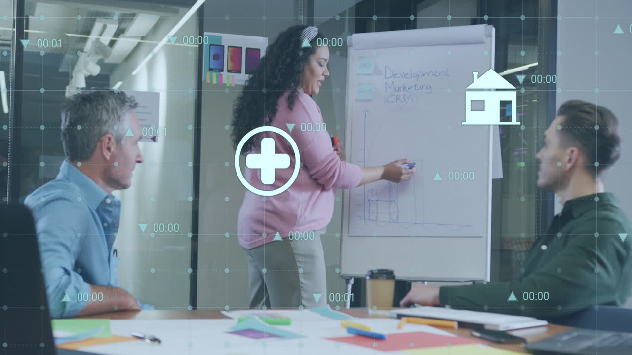 animación del procesamiento de datos estadísticos sobre una mujer biracial que hace una presentación en la oficina