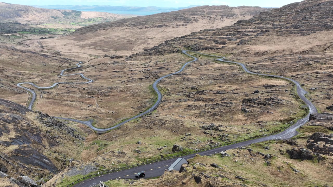 Wild Atlantic Way: Statisk droneudsigt over Healey Pass fra Cork-siden med udsigt til Bantry Bay.