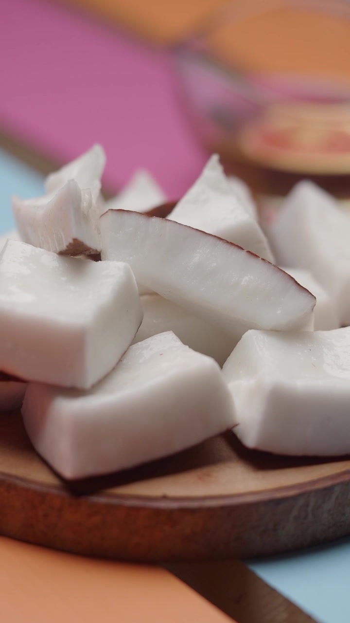 Primo piano di scaglie fresche di cocco bianco su un piatto di legno