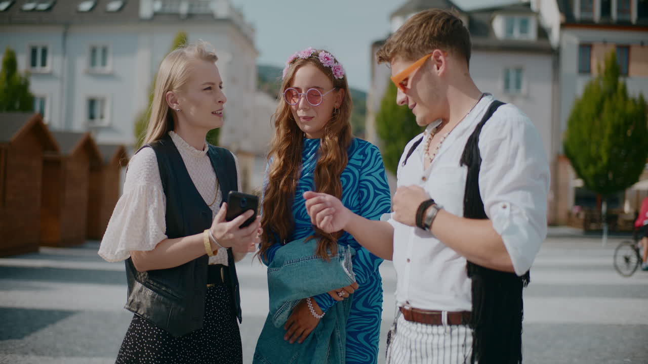 친구 들 이 도시 광장 에서 대화 를 즐기고 있다