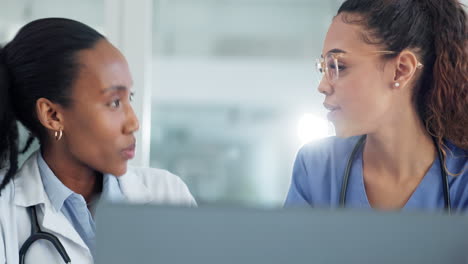 Médicos,-Mujeres-Y-Computadora-Portátil,-Reunión