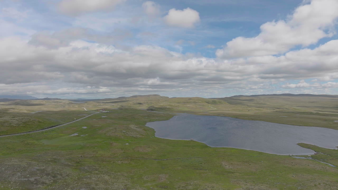 노르웨이의 자연 속에서 여름 햇살이 내리쬐는 아름다운 평평한 녹색 풍경