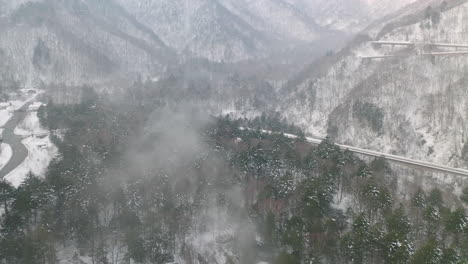 Panorama-De-La-Carretera-Asfaltada-En-Medio-De-La-Cordillera-En-La-Región-De-Okuhida-De-Los-Alpes-Japoneses-Del-Norte-En-La-Prefectura-De-Gifu