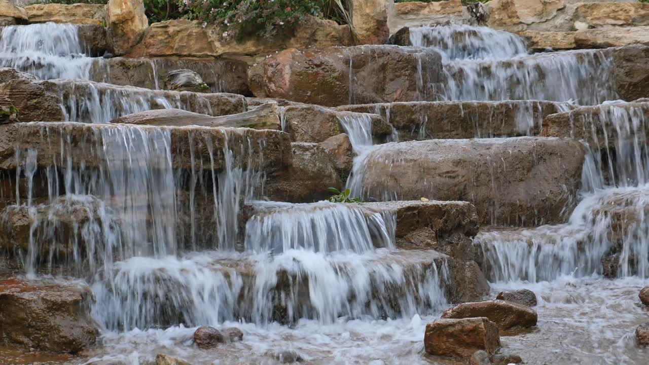 catarata en un jardín