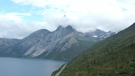 pico de la montaña stetinden en narvik, condado de nordland, noruega