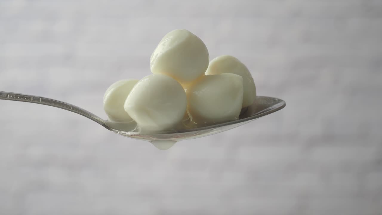 bolas de mozzarella en una cuchara