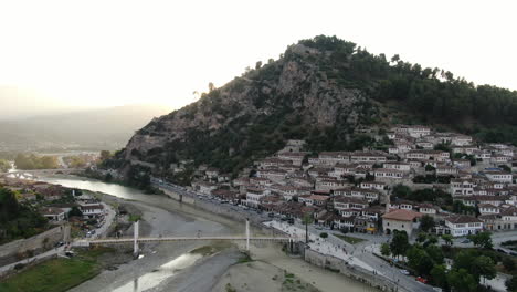 dron view 4k de berat, albania, la ciudad de las mil ventanas