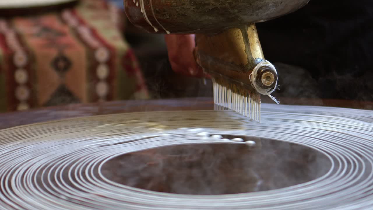 시럽에 구워진 개진 반죽, 어진 견과류로 여