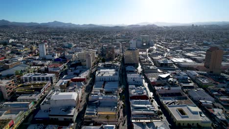 toma de drones del centro de la ciudad de chihuahua al atardecer