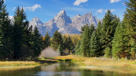 Schwabacher-Landung,-Spiegel,-See,-Grand-Teton,-Reflexion,-Nationalpark,-HDR,-Jackson-Hole,-Wyoming,-Weide,-Elch,-Ranch,-Flats,-Fotograf,-Traum,-Wunderschöner-Blauer-Himmel,-Wolken,-Filmischer-Opener,-Stillstand,-Stativbewegung