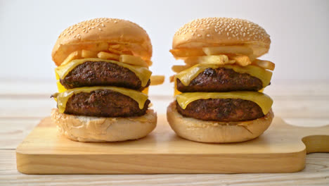 hamburguesas o hamburguesas de ternera con queso y patatas fritas - estilo de comida poco saludable