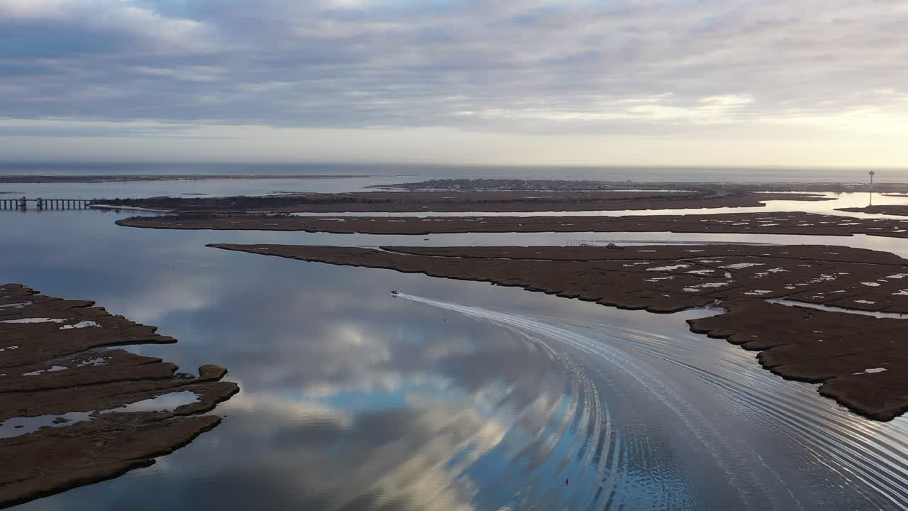 una toma aérea de la bahía de baldwin cerca de freeport, nueva york durante la puesta de sol