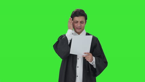 abogado indio estresado y tenso leyendo contratos pantalla verde
