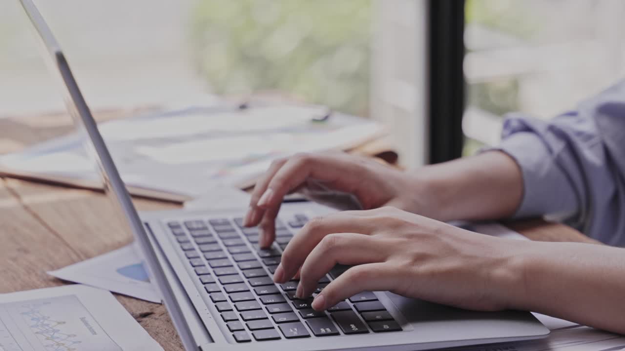 현대적인 사무실에서 태블릿 컴퓨터에서 일하는 여성의 초상화 - 계좌 분석 보고서를 작성하십시오 - 부동산 투자 정보 - 금융 및 세금 시스템 개념