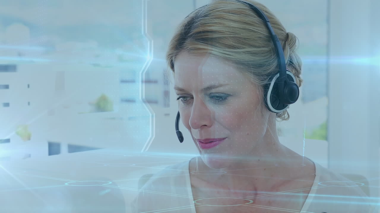 Animação de pontos de luz sobre empresária caucasiana usando headset de telefone