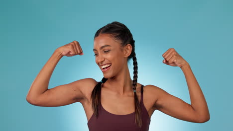 fuerte, campeón y mujer flexionando bíceps