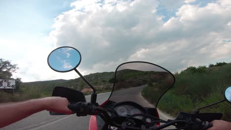 Montando-Una-Motocicleta-En-La-Montaña-Penteli-En-Grecia