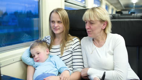 Madre-Hijo-Y-Abuela-Viajando-En-Tren