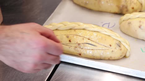 preparando un pan dulce trenzado