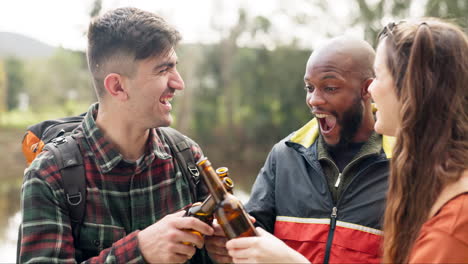 senderismo, saludos y amigos con alcohol en la naturaleza