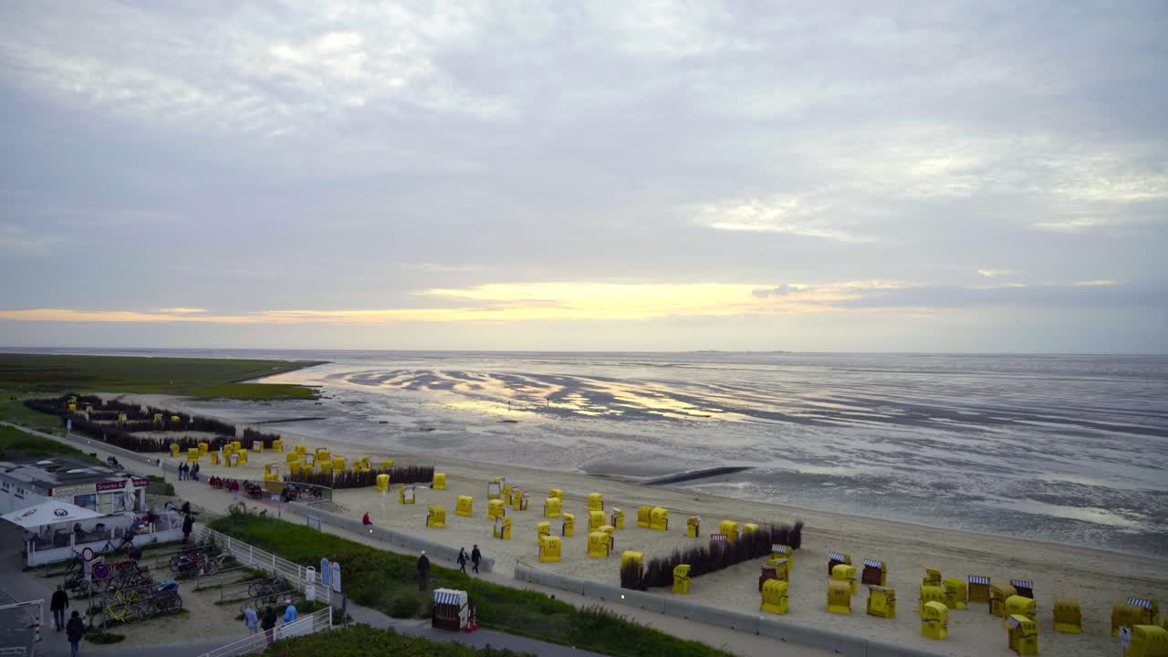 일몰과 함께 북부 독일 해변의 조감도