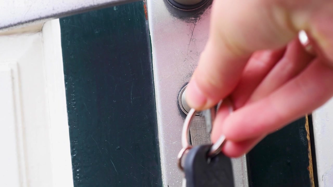 Video putting key inside lock.