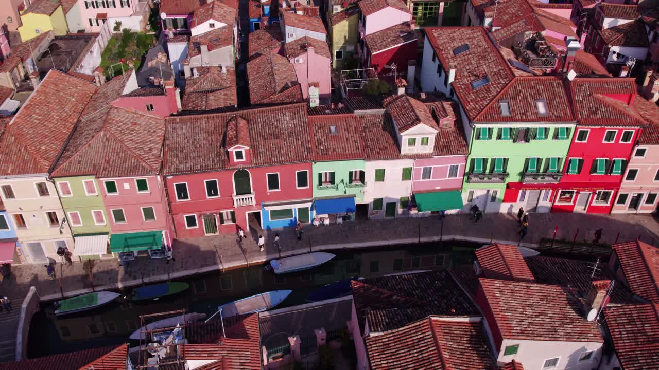 Canales vibrantes y edificios coloridos de Burano al amanecer
